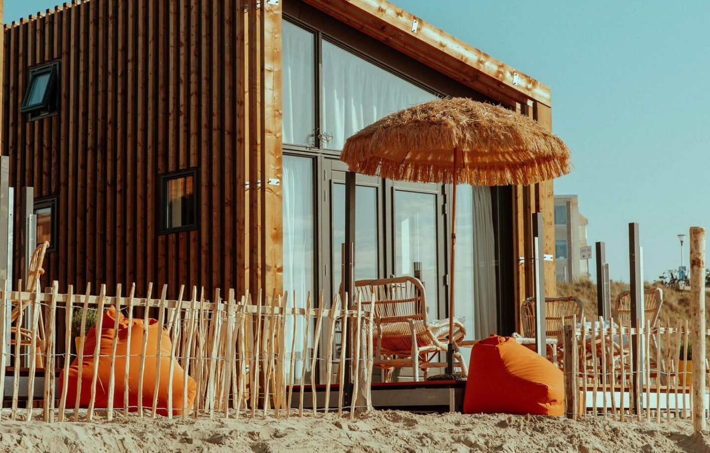 Huisje met ibiza parasol op het strand